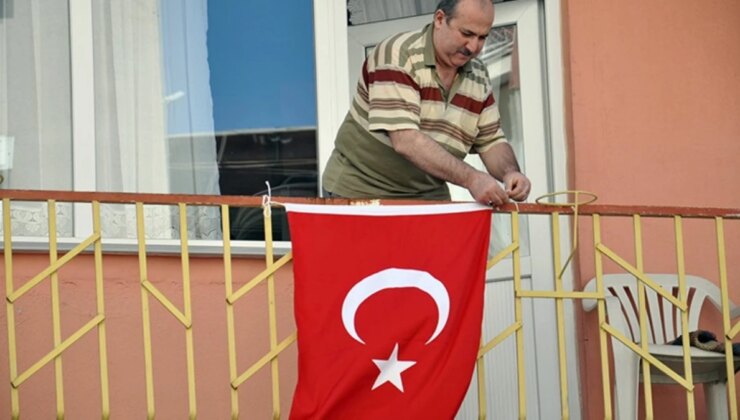 Türkiye’nin Bayrak Asan Dayı’sı bu kez Cumhuriyet’in 100. yılı için evinin balkonuna bayrak astı